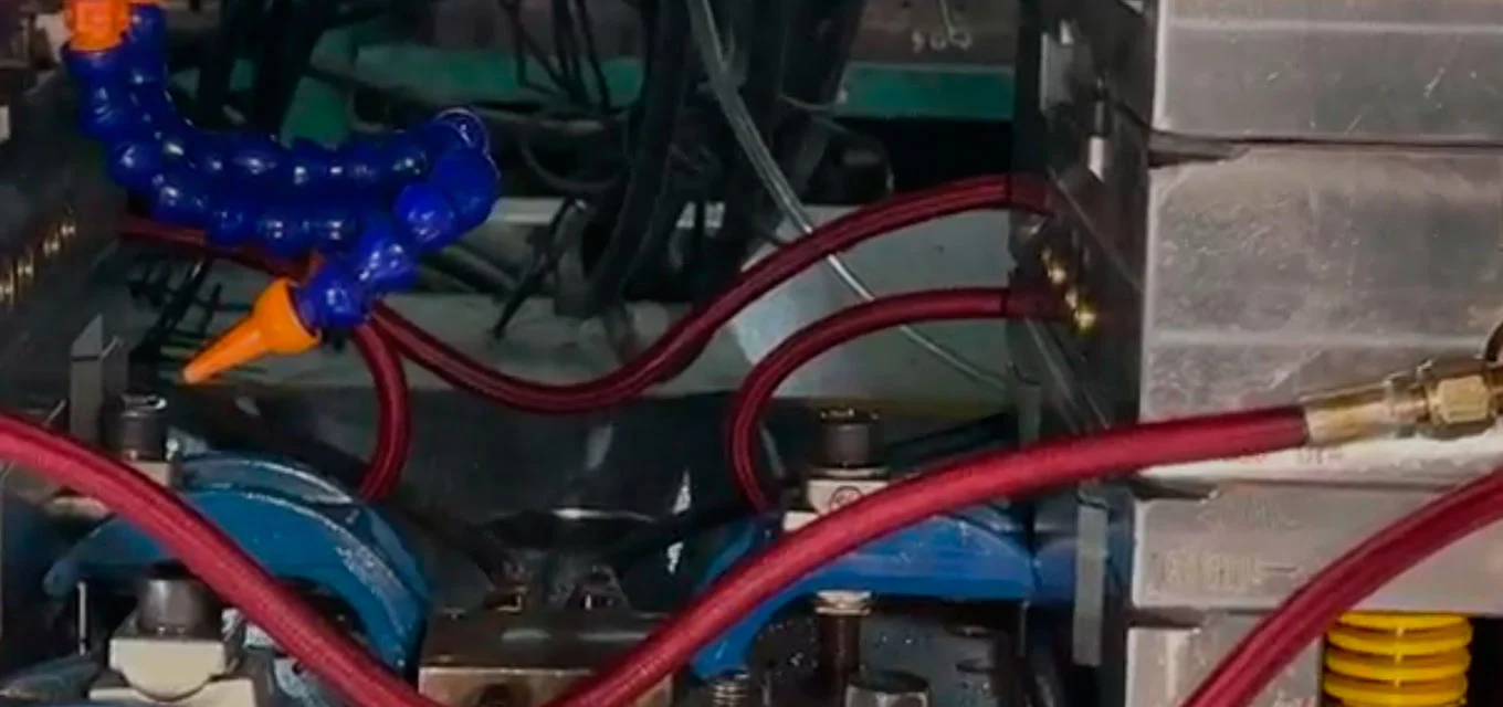 Video des Einfüge formers von CN